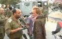Σοκαριστικό βίντεο. Στρατιωτικός χτυπάει με το όπλο του ακτιβιστή στο Ισραήλ