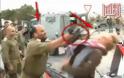 Στρατιωτικός χτυπάει με το όπλο του ακτιβιστή....ΔΕΙΤΕ ΤΟ ΒΙΝΤΕΟ