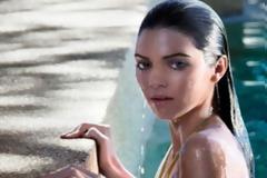 Η 16χρονη αδελφή της Kim Kardashian βαδίζει στα χνάρια της ( Photos )