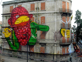 Εντυπωσιακό γκράφιτι σε κτίριο - Φωτογραφία 1