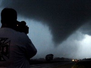 ΤΡΟΜΑΚΤΙΚΕΣ ΦΩΤΟ: Φονικοί τυφώνες ξεκληρίζουν οικογένειες και στήνουν σκηνικό Αποκάλυψης! - Φωτογραφία 1