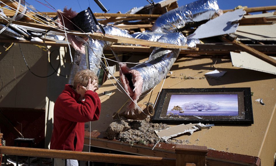 ΤΡΟΜΑΚΤΙΚΕΣ ΦΩΤΟ: Φονικοί τυφώνες ξεκληρίζουν οικογένειες και στήνουν σκηνικό Αποκάλυψης! - Φωτογραφία 5