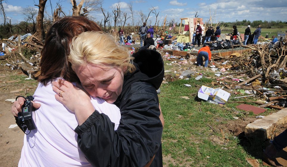 ΤΡΟΜΑΚΤΙΚΕΣ ΦΩΤΟ: Φονικοί τυφώνες ξεκληρίζουν οικογένειες και στήνουν σκηνικό Αποκάλυψης! - Φωτογραφία 7