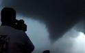 ΤΡΟΜΑΚΤΙΚΕΣ ΦΩΤΟ: Φονικοί τυφώνες ξεκληρίζουν οικογένειες και στήνουν σκηνικό Αποκάλυψης! - Φωτογραφία 1