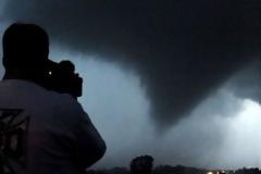 ΤΡΟΜΑΚΤΙΚΕΣ ΦΩΤΟ: Φονικοί τυφώνες ξεκληρίζουν οικογένειες και στήνουν σκηνικό Αποκάλυψης!