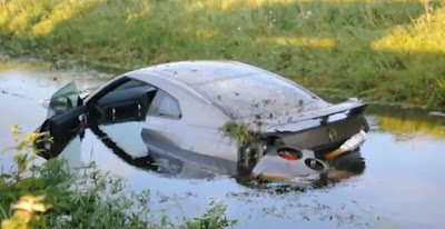 Ένα Nissan GTR έπεσε μέσα σε ποτάμι! Δείτε το βίντεο... (VID) - Φωτογραφία 1
