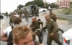 Αξιωματικός χτυπά ακτιβιστή ( Video ) - Φωτογραφία 1
