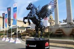 Ο Πήγασος φτιαγμένος απο 3500 Huawei smartphones