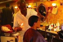 ΠΙΕΤΡΟ ΣΑΝΤΟΡΟ Ο κομμωτής καίει τα κουρέματα [video]