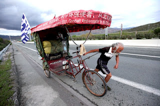 Ηλικιωμένος Κινέζος ποδηλάτης πάει Λονδίνο μέσω Λάρισας - Φωτογραφία 1