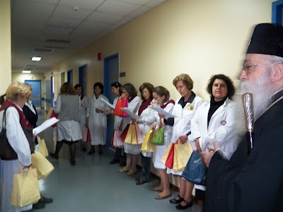 Ο Μητροπολίτης Γλυφάδας, Ε. Β. Β. και Β. κοντά στους ασθενείς, το Ιατρικό και Νοσηλευτικό προσωπικό του Ασκληπιείου Νοσοκομείου Βούλας - Φωτογραφία 3
