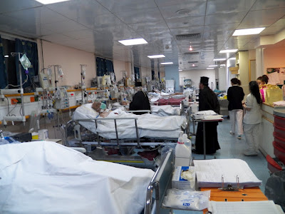 Ο Μητροπολίτης Γλυφάδας, Ε. Β. Β. και Β. κοντά στους ασθενείς, το Ιατρικό και Νοσηλευτικό προσωπικό του Ασκληπιείου Νοσοκομείου Βούλας - Φωτογραφία 5