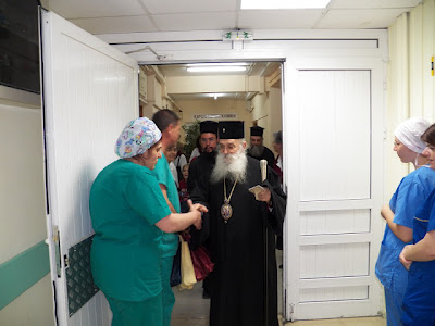 Ο Μητροπολίτης Γλυφάδας, Ε. Β. Β. και Β. κοντά στους ασθενείς, το Ιατρικό και Νοσηλευτικό προσωπικό του Ασκληπιείου Νοσοκομείου Βούλας - Φωτογραφία 6