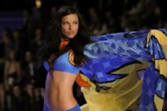 Καυτές Celebrities που θα σας κάνουν να τα βλέπετε όλα ΜΠΛΕ! (photos)