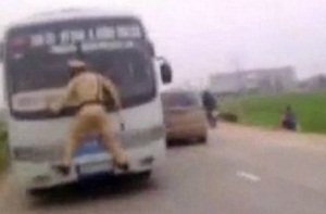 Αστυνομικός κρεμάστηκε μπροστά από ένα λεωφορείο για να κόψει κλήση στον οδηγό του! [Video] - Φωτογραφία 1