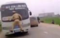 Αστυνομικός κρεμάστηκε μπροστά από ένα λεωφορείο για να κόψει κλήση στον οδηγό του! [Video]