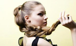 Πλάγια γαλλική πλεξούδα: Η νέα τάση στα μαλλιά - Φωτογραφία 1