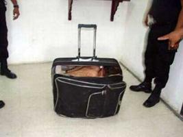 Κουβαλούσε μετανάστη στη… βαλίτσα του!!! - Φωτογραφία 1