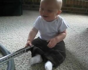 VIDEO: Ένα μωρό κάνει παιχνίδι την ηλεκτρική σκούπα! - Φωτογραφία 1