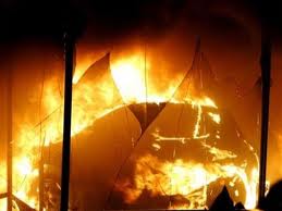 Στις φλόγες τέσσερα ΙΧ στο λιμάνι του Πειραιά - Φωτογραφία 1