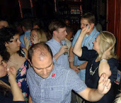 η Hillary clinton πίνει και χορεύει ( Photos ) - Φωτογραφία 1