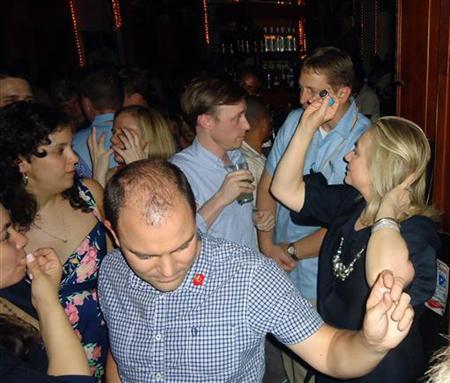 η Hillary clinton πίνει και χορεύει ( Photos ) - Φωτογραφία 2