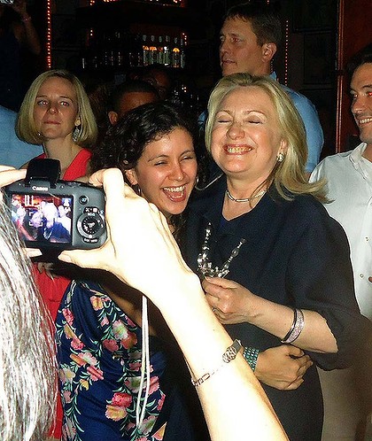 η Hillary clinton πίνει και χορεύει ( Photos ) - Φωτογραφία 4
