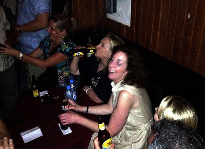 η Hillary clinton πίνει και χορεύει ( Photos ) - Φωτογραφία 5