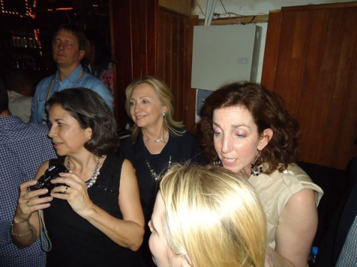 η Hillary clinton πίνει και χορεύει ( Photos ) - Φωτογραφία 6