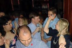 η Hillary clinton πίνει και χορεύει ( Photos )