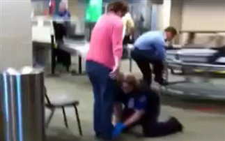 VIDEO: Γυναίκα ξέσπασε σε λυγμούς την ώρα της σωματικής έρευνας! - Φωτογραφία 1