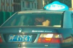 Δύο ξαναμμένοι Κινέζοι «βγάζουν τα μάτια τους» μέσα σε ταξί και προκαλούν κυκλοφοριακό κομφούζιo