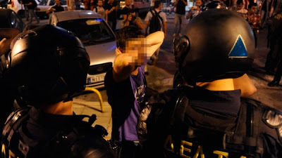 Θύελλα στο διαδίκτυο από τις φωτογραφίες των διαδηλωτών της ΔEΘ με τα χέρια πίσω από το κεφάλι! - Φωτογραφία 2