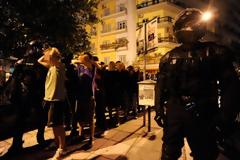 Θύελλα στο διαδίκτυο από τις φωτογραφίες των διαδηλωτών της ΔEΘ με τα χέρια πίσω από το κεφάλι!