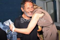 Η αγκαλιά της Σμαράγδας Kαρύδη στον πρώην σύντροφό της, Σταύρο Ξαρχάκο
