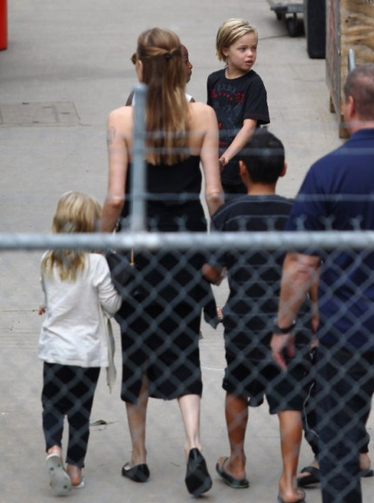 Αγνώριστη η Αντζελίνα Τζολί στη βόλτα με τα παιδιά της σε ενυδρείο ! - Φωτογραφία 2