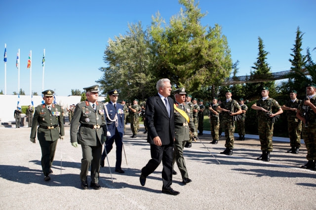 Παρουσία ΥΕΘΑ Δημήτρη Αβραμόπουλου στην παράδοση της Πολεμικής Σημαίας του «Ιερού Λόχου» στη 13η Διοίκηση Ειδικών Επιχειρήσεων - Φωτογραφία 2