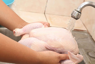 Γιατί δεν πρέπει να πλένουμε το κοτόπουλο πριν το μαγειρέψουμε [Video] - Φωτογραφία 1