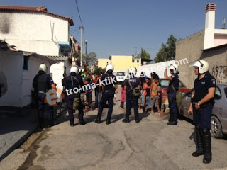 Με ηρεμία και ισχυρή αστυνομική δύναμη η κατεδάφιση του καταυλισμού στις Αχαρνές - Φωτογραφία 1