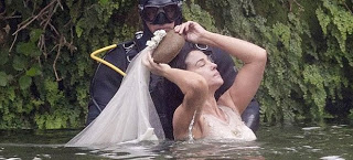 Η Μόνικα Μπελούτσι παίρνει το μπάνιο της σε λίμνη φορώντας νυφικό - Η πιο σέξι γυναίκα του κόσμου στα γυρίσματα της νέας της ταινίας - Φωτογραφία 1