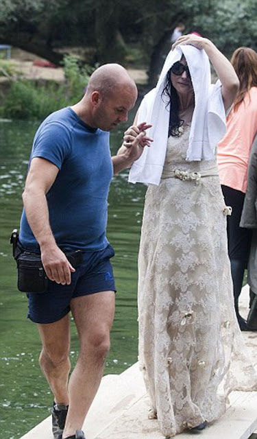 Η Μόνικα Μπελούτσι παίρνει το μπάνιο της σε λίμνη φορώντας νυφικό - Η πιο σέξι γυναίκα του κόσμου στα γυρίσματα της νέας της ταινίας - Φωτογραφία 3