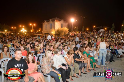 Πάτρα: Περισσότεροι από 1200 θεατές είδαν χθες βράδυ τα «Βαφτίσια» με Μουτσινά και Μακρυπούλια - Δείτε φωτό - Φωτογραφία 4