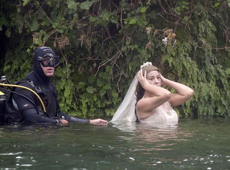 Μόνικα Μπελούτσι: Φοράει το νυφικό της και κάνει μπάνιο σε λίμνη - Φωτογραφία 3