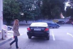 Ξανθιά οδηγός σε βενζινάδικο