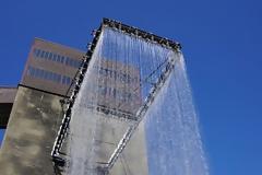 Ένα τεράστιο ντους σε έκθεση τέχνης