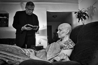 Eνας φωτογράφος απαθανατίζει συγκλονιστικά όλα τα στάδια του καρκίνου που πέρασε η γυναίκα του ως το τέλος - Φωτογραφία 11