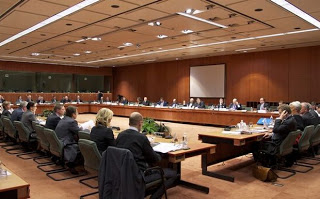 Στο Eurogroup η συζήτηση για ευρώ, πετρέλαιο και λίγο... Ελλάδα - Φωτογραφία 1