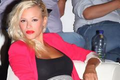 Η Λάουρα Νάργες δεν είναι πια μια ξανθιά barbie! Δείτε το νέο «σκούρο» afro look της