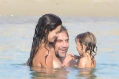 Penelope Cruz: Μπάνιο topless λίγες εβδομάδες μετά τη γέννηση της κόρης της!