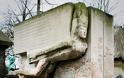 O γεμάτος φιλιά τάφος του Όσκαρ Ουάιλντ στο Παρίσι! - Φωτογραφία 4